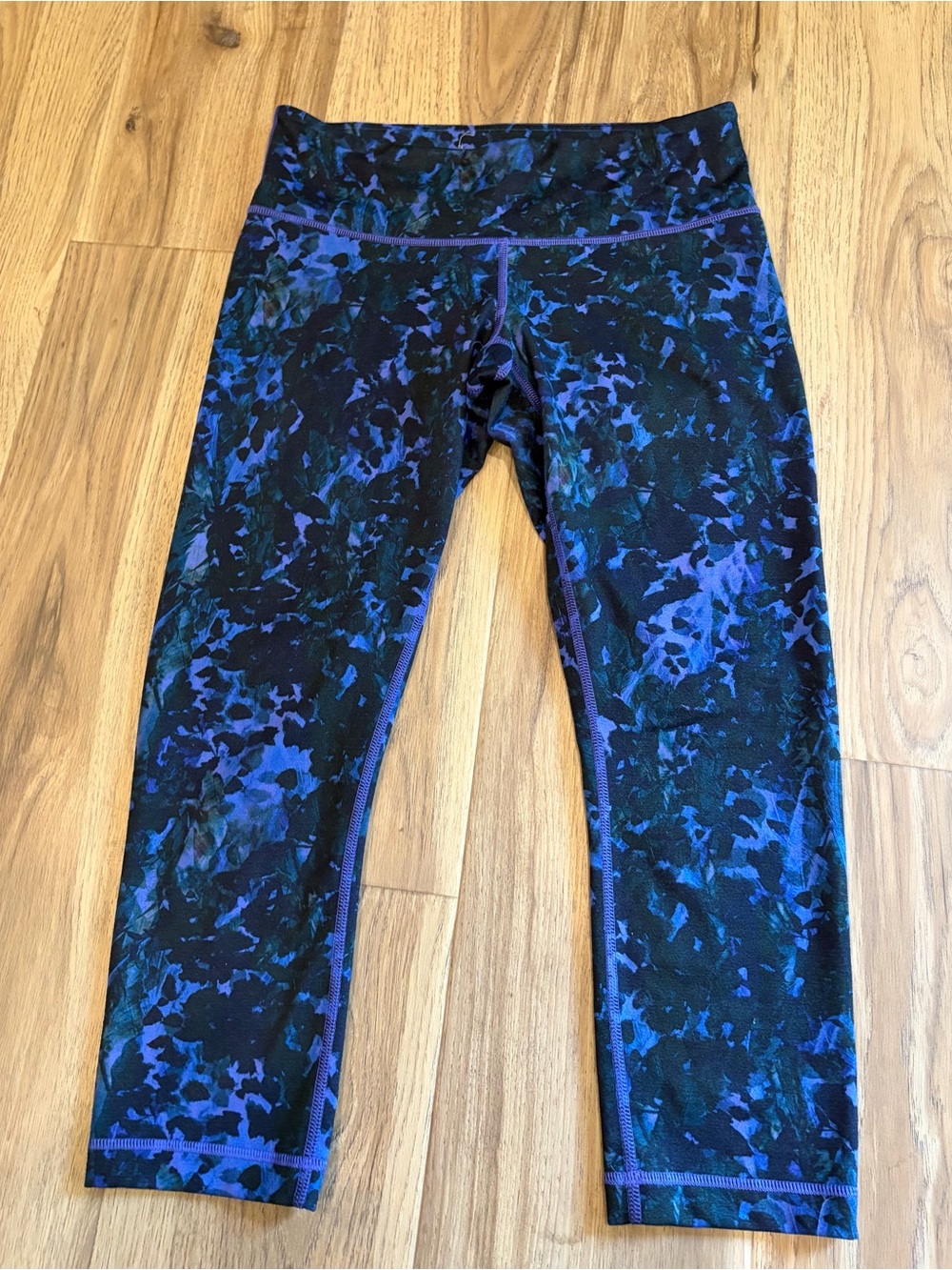 lululemon athletica Blue & Black Printed Track Capri Leggings  Size 8